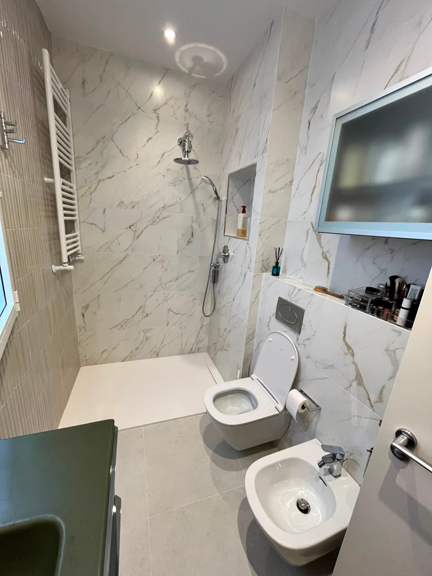 Baño reformado en Valencia con ducha de obra y porcelánico efecto mármol