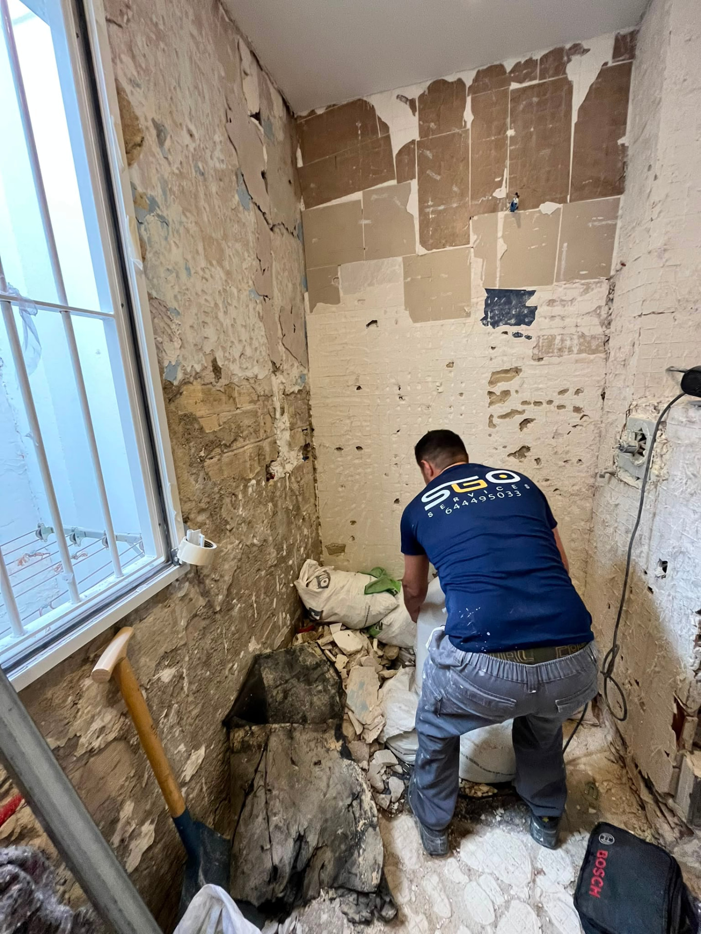 Retirada de escombro durante la demolición de un baño en Valencia