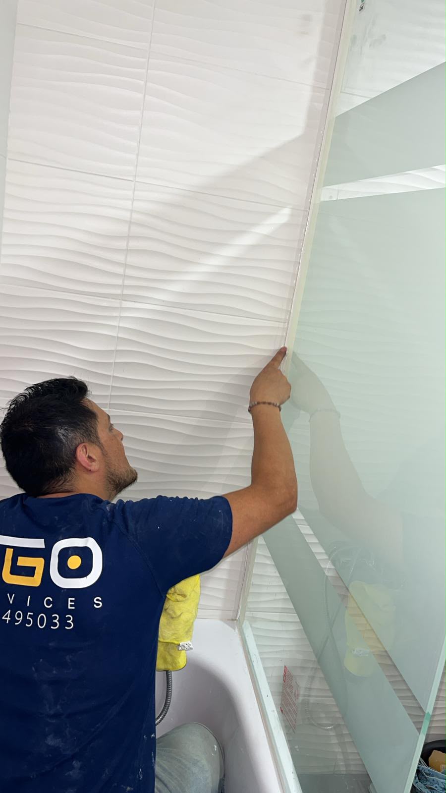 Técnico de SGO Services trabajando en una reforma de baño en Valencia