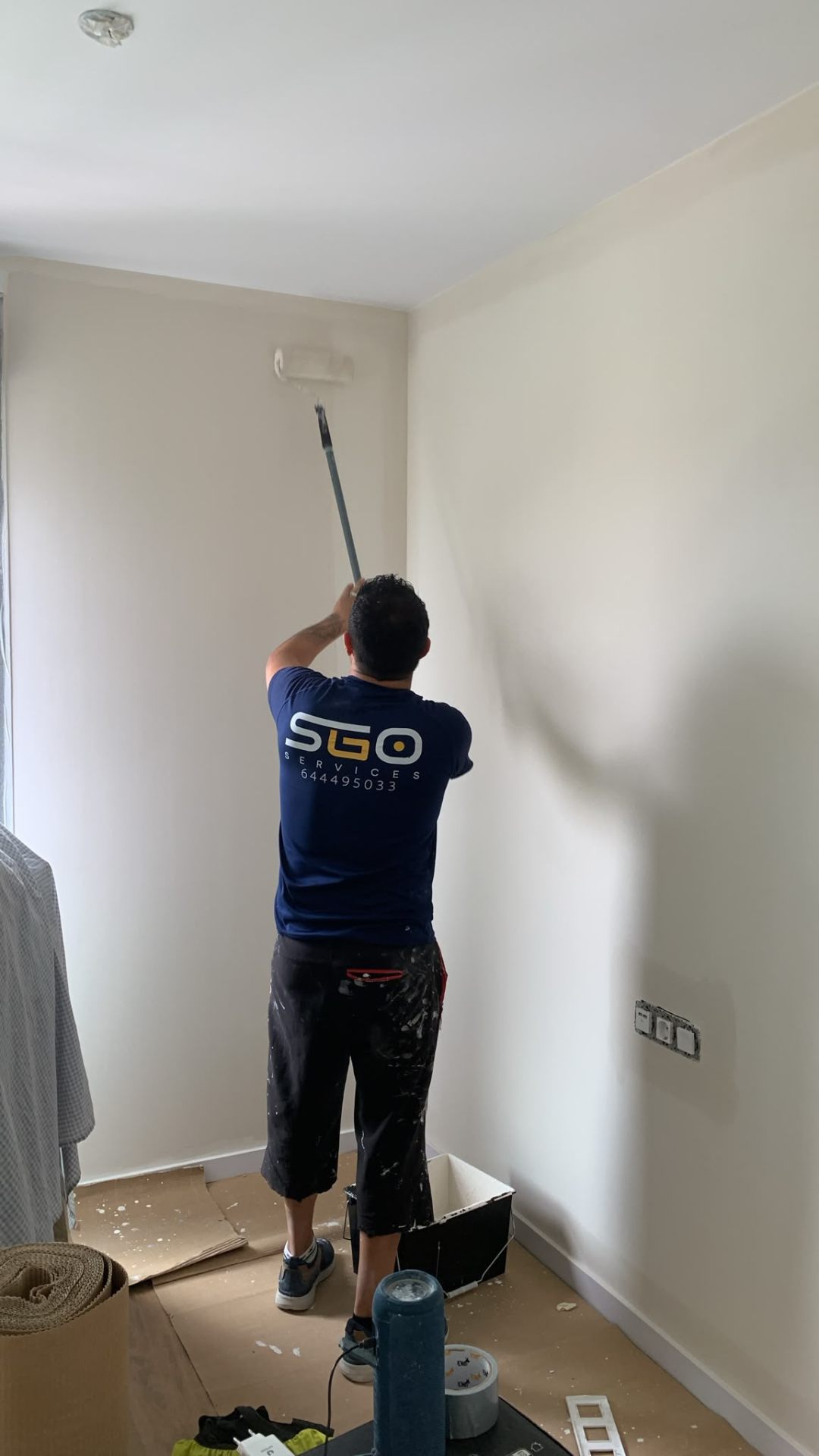 Técnico de SGO Services pintando el interior de una vivienda en Valencia