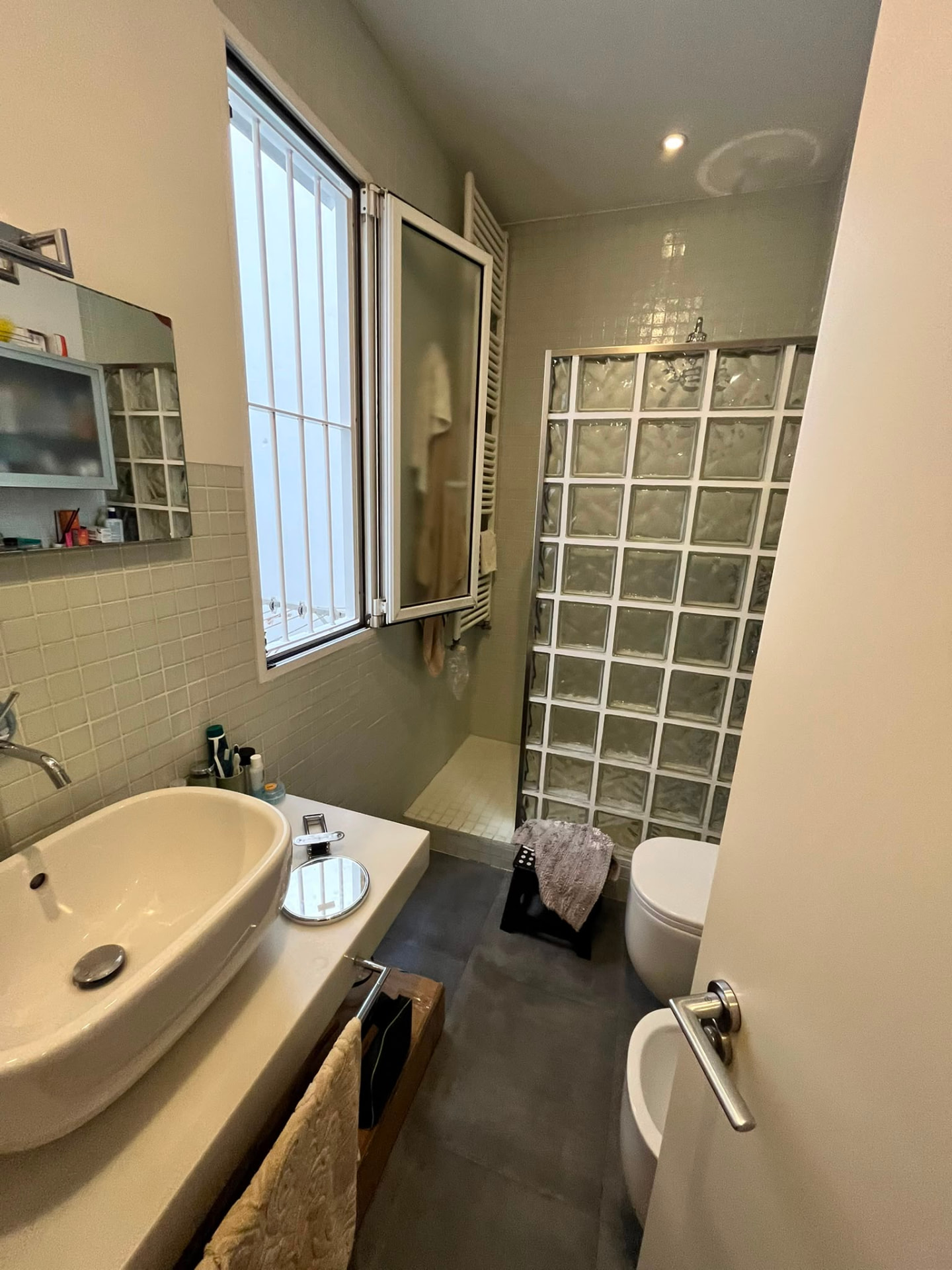 Baño antiguo con pavés antes de la reforma de baño en Valencia